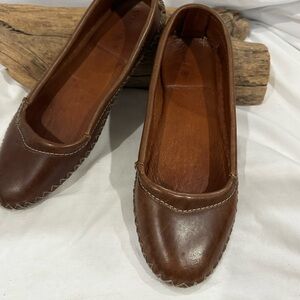Quoddy hand-sewn genuine leather Campadrille soft sole ballet flats.